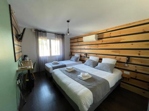 1 queen bed, 1 twin bed