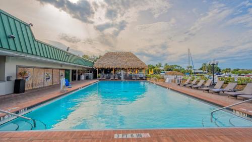 All-new Waterfront With Balcony,pool,tiki Bar,gym - Sarasota