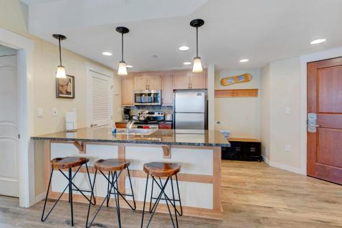 Ski In Ski Out Luxury Condo #4475 With Huge Hot Tub & Great Views - 500 Dollars Of FREE Activities & Equipment Rentals Daily in Winter Park, USA