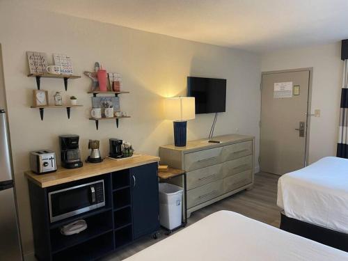 Heated Pool, Strong WI-FI, TV, Tiki Bar & Grill! in Sarasota, USA