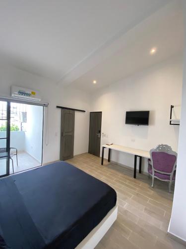 Deluxe Double Room with Balcony image 4