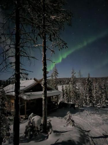 . Lapland Riverside Cabin, Äkäsjoki Hideaway - Riverview, Traditional Sauna, Avanto, WiFi, Ski, Ylläs