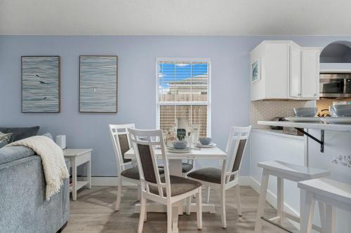 Book NOW! Walk to Beach - Large Private Yard - Fire Pit - Dog Friendly