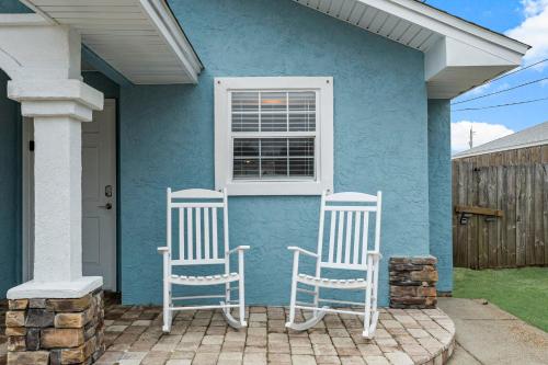 Book NOW! Walk to Beach - Large Private Yard - Fire Pit - Dog Friendly