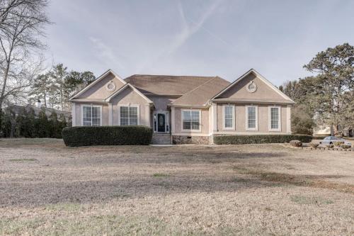 Family-Friendly Stockbridge Home By Amphitheater! in 史托布列治