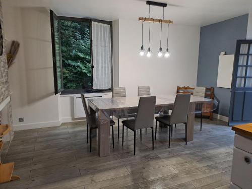 Maison lumineuse avec jardin prive - Ideale pour famille, amis ou sejour pro - Centre historique - F in Chateau-Renard