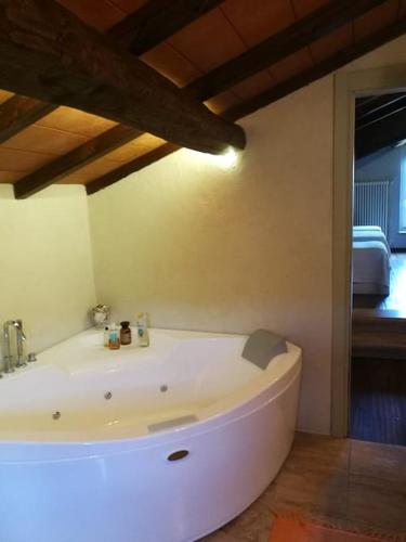 Karstais baseins, casa nel verde Cà dla cola (casa nel verde Ca dla cola) in San Michele di Mondovì