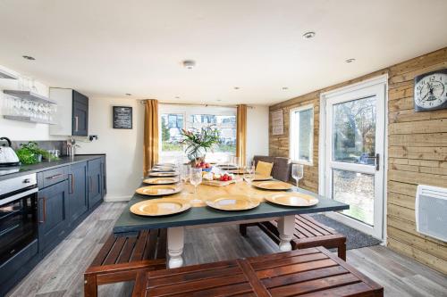 The Pine Cabins including Games Room, Camp fire & Hot tub in Wick