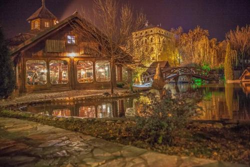 Restorāns, Etno selo Stanišići Hotel Leonida (Etno selo Stanisici Hotel Leonida) in Dvorovi