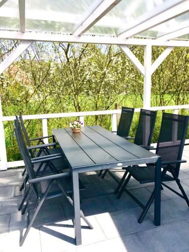 Erkély/terasz, modernes Ferienhaus Sonnendeck 70 QM I Strandnah I Terrasse I 2 Schlafzimmer I Nähe Werbellinsee (modernes Ferienhaus Sonnendeck 70 QM I Strandnah I Terrasse I 2 Schlafzimmer I Nahe Werbellinsee) in Joachimsthal