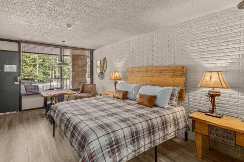 Stonegate Lodge King Bed Pool Fast WIFI 2 mi 2 DTWN Room #306