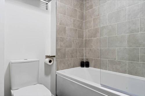 Luxury Birmingham City Centre Townhouse with FREE Parking - Sleeps 4 - Perfect for Contractors, Business Travellers, Families and other Groups - Near Bullring, Newstreet, Selfridges, NEC, NIA & Birmingham airport, Бирмингем (фото 9)