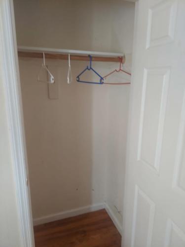 Crystal Room 1 Guest House near 12mins to EWR airport / Prudential / NJIT / Penn station in Newark, USA