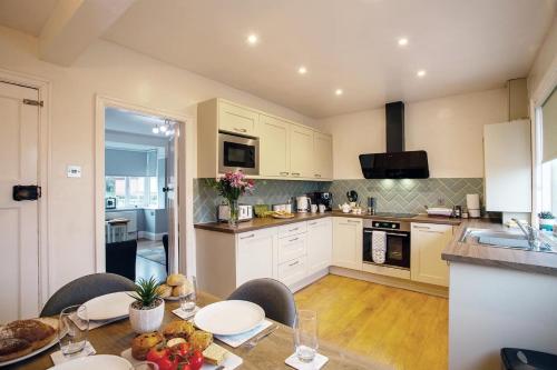 Stylish 2-Bed Cottage in the heart of Yorkshire in Leeds Bradford Airport and Nearby