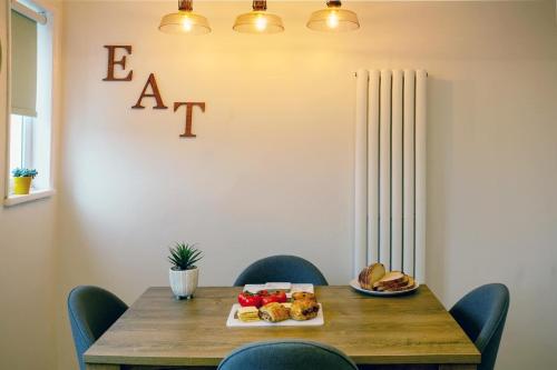 Stylish 2-Bed Cottage in the heart of Yorkshire in Leeds Bradford Airport and Nearby