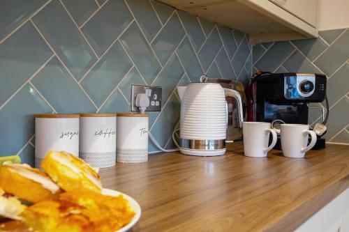 Stylish 2-Bed Cottage in the heart of Yorkshire in Leeds Bradford Airport and Nearby