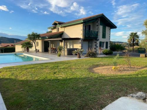 Maison basque piscine spa gîte à louer Uhart-Mixe