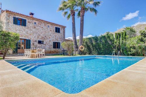 Charming villa with a fabulous garden in Pollensa by Renthousing