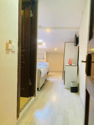 Economy Triple Room - Third Floor image 9