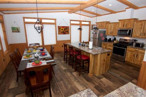 Northern Knights Sky View Cottage in Coudersport, USA
