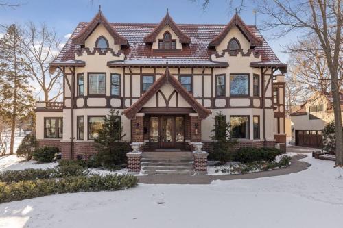 Luxury 6600 sq.ft Stunning Home/Sleeps 10+ in Minneapolis, USA