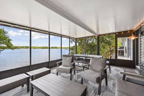 Luxury Cowdry Cottage Lake Home in Alexandria, USA