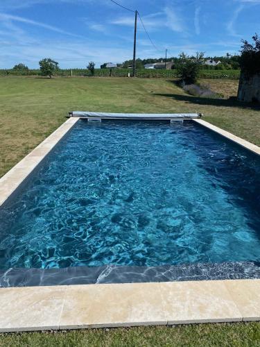Dārzs, Maison de charme avec piscine in Saint-Genest-d'Ambière