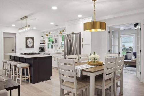 Luxury 1800sq.ft Home - Sleeps 8 in มินนิตองกา (MN)