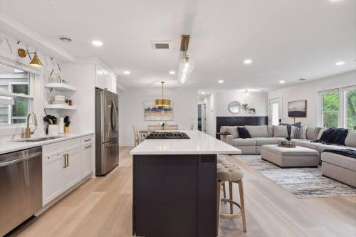 Luxury 1800sq.ft Home - Sleeps 8 in มินนิตองกา (MN)