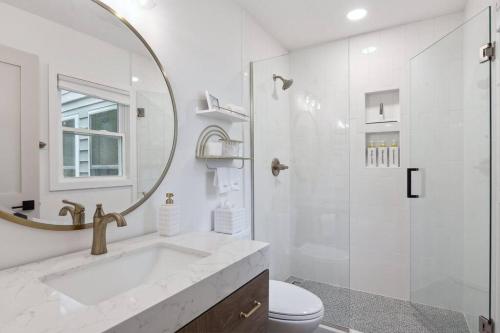 Luxury 1800sq.ft Home - Sleeps 8 in Minnetonka, USA