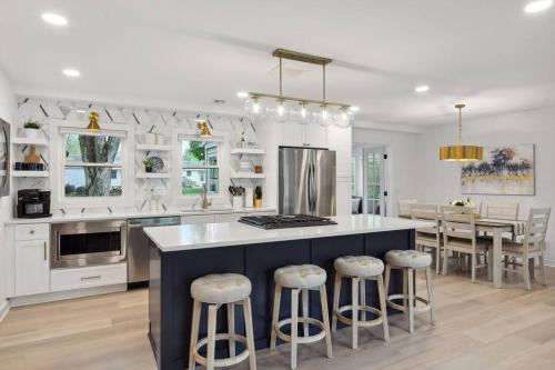 Luxury 1800sq.ft Home - Sleeps 8 in มินนิตองกา (MN)