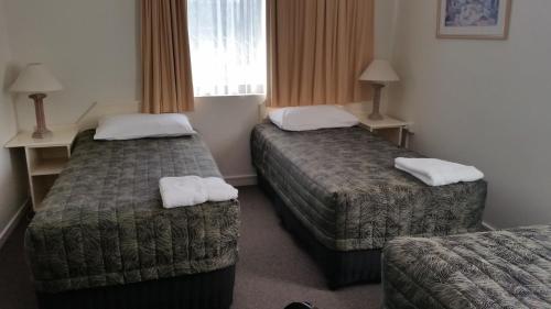 Earls Court Motel & Apartments Located in Southport, Earls Court Motor Inn is a perfect starting point from which to explore Gold Coast. The hotel offers a high standard of service and amenities to suit the individual needs of all 