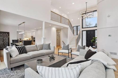 Welcome Oakland Place-Luxury/sleeps 24/+bunk room in Hopkins, USA