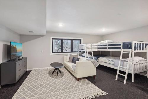 Welcome Oakland Place-Luxury/sleeps 24/+bunk room in Hopkins, USA