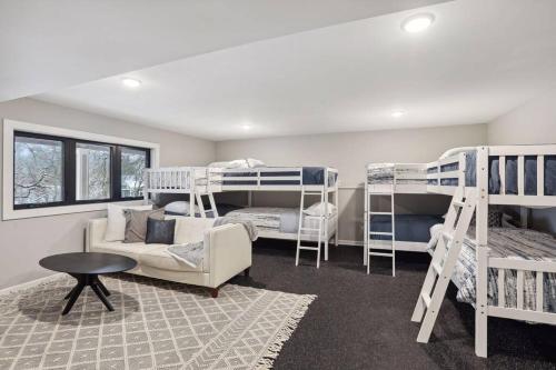 Welcome Oakland Place-Luxury/sleeps 24/+bunk room in Hopkins, USA