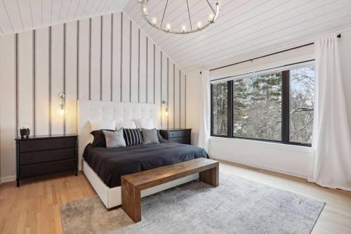 Welcome Oakland Place-Luxury/sleeps 24/+bunk room in Hopkins, USA