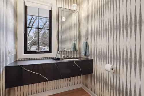 Welcome Oakland Place-Luxury/sleeps 24/+bunk room in Hopkins, USA