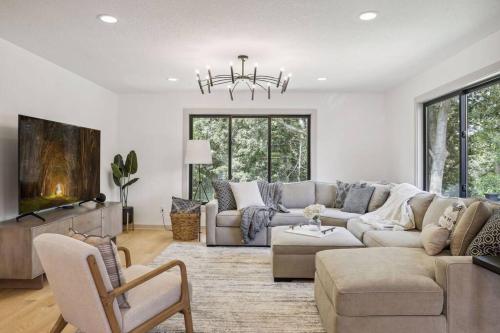 Luxury Hastings Home, Sleeps 18+ in Hastings (MN)