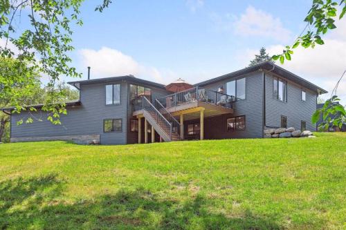 Luxury Hastings Home, Sleeps 18+ in Hastings (MN)