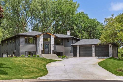 Luxury Hastings Home, Sleeps 18+ in Hastings (MN)