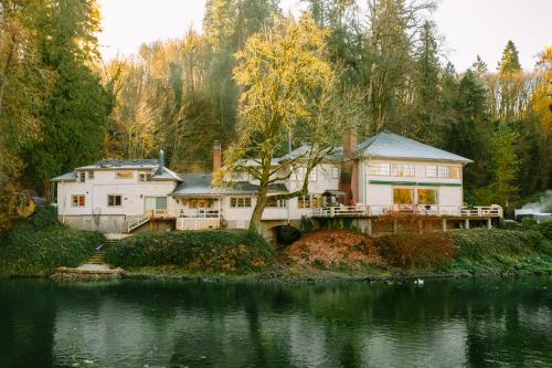 Clackamas Riverfront GuestHouse, Sauna & HotTub