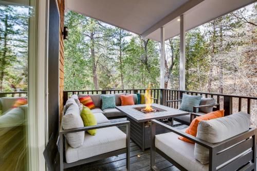 Decks and Tree-Lined Views Arrowbear Lake Cabin in Arrowbear Lake, USA