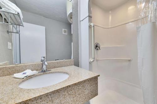 Quadruple Room image 6
