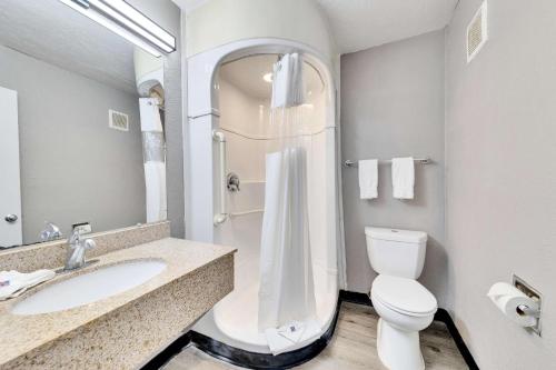 Deluxe Quadruple Room image 9