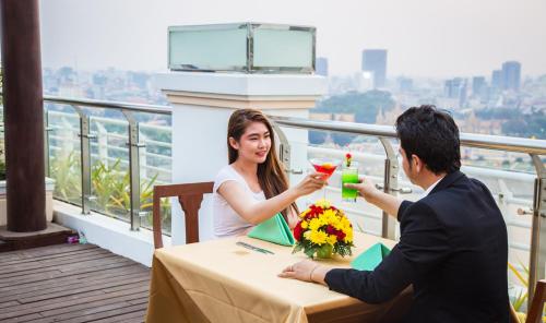 Restaurant, Sokha Phnom Penh Residence in Sangkat Chrouy Changva
