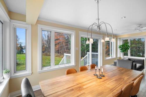 *NEW* Stunning Waterfront Bright Chalet with Spa in Chertsey (QC)