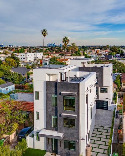 Brand New Modern 5 Bedroom House Pickfair Village in Los Angeles, USA