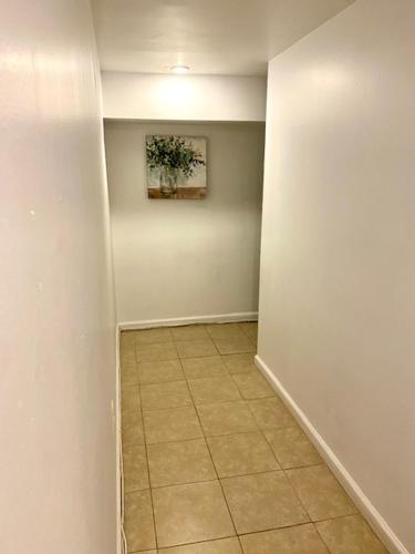 HUGE 2 bedroom Apt FREE street parking (king bed)