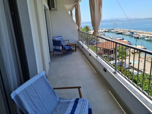 One-Bedroom Apartment with Balcony and Sea View image 2