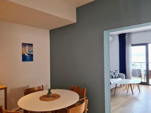 One-Bedroom Apartment with Balcony and Sea View image 3